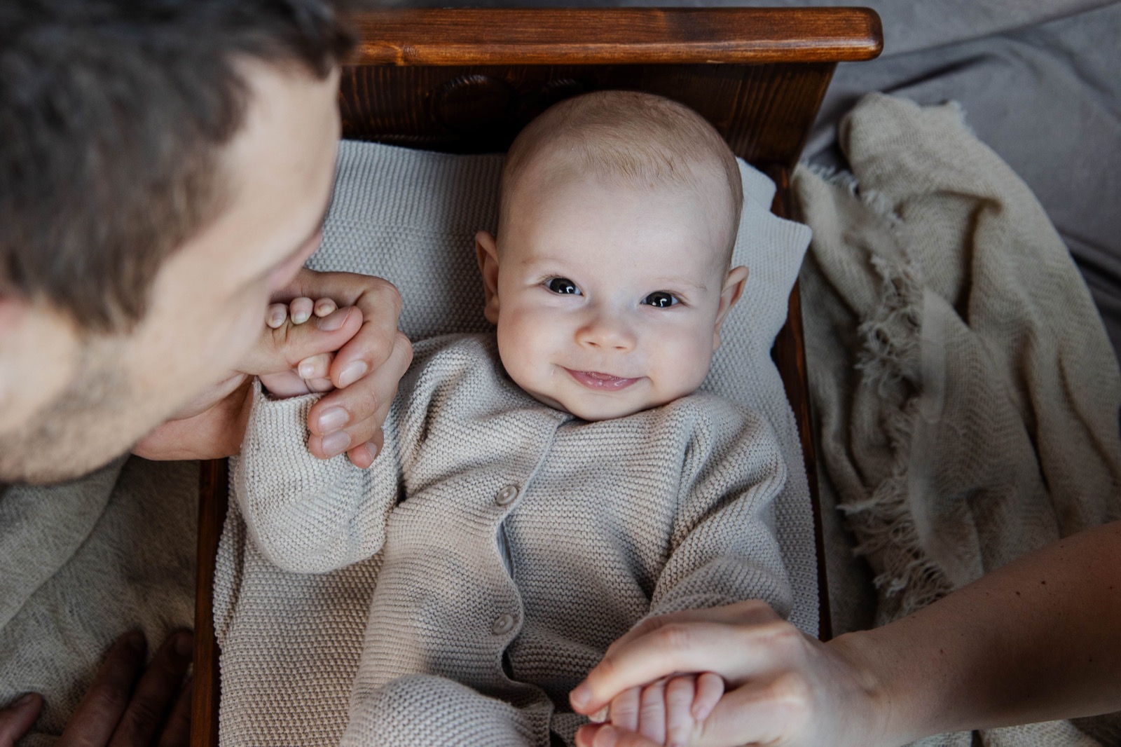 Newborn-Shooting — schlafendes Baby bei einer Homestory