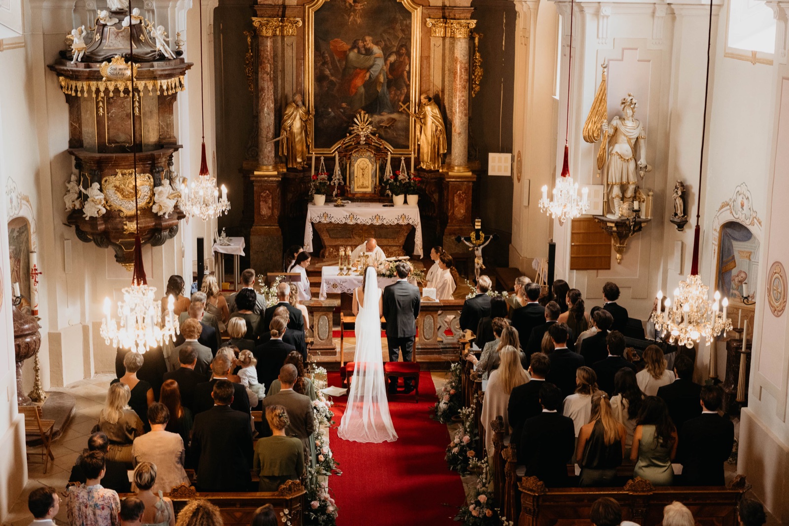Trauung von oben fotografiert — Blick auf Altar und Brautpaar